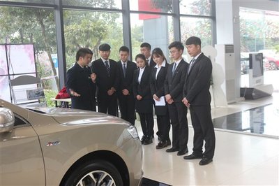 我院成功舉辦“渝鑫吉利杯”汽車營銷大賽，學(xué)生實(shí)戰(zhàn)演練汽車銷售技能